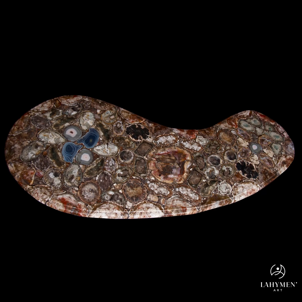 Plateau de table haricot, bois silicifiés, agate rubanée bleue